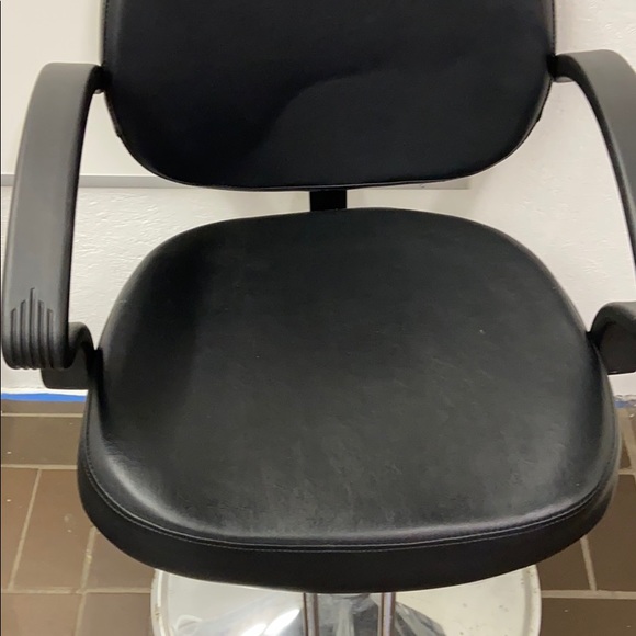 Barber chair - Picture 1 of 2